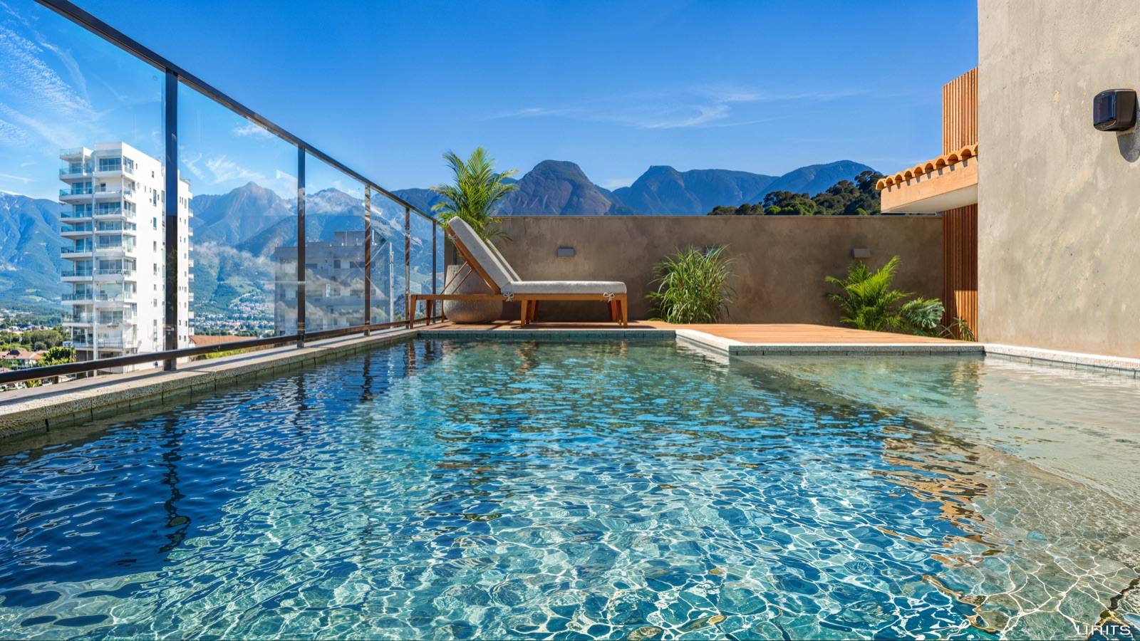 Piscina no rooftop do Oceana Cavaleiros com vista para o oceano